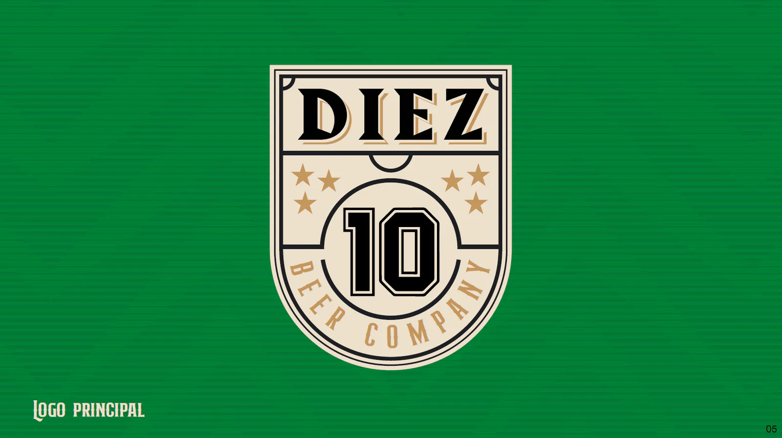 Logotipo principal de Diez Beer Company en escudo verde con el número 10, por Follow Me Agency